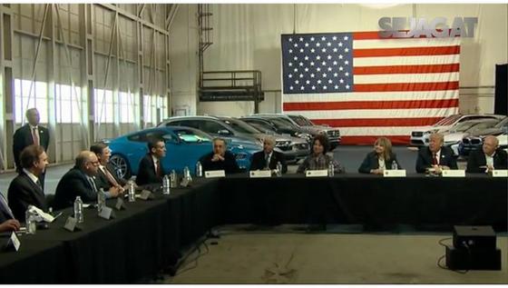 SEJAGAT: Trump Tinjau Kembali Aturan Efisiensi Bahan Bakar Hingga Badai Salju di AS