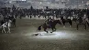 Penunggang kuda berebut kambing pada pertandingan persahabatan buzkashi di pinggiran Kabul, Afghanistan, Jumat (27/12/2019). Buzkashi adalah olahraga tradisional Afghanistan di mana para pemainnya berlomba untuk menempatkan bangkai kambing ke dalam lingkaran. (AP Photo/Rahmat Gul)