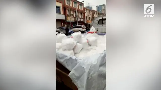 Warga Kota Chengdu, China menjadikan salju sebagai mata pencaharian. Mereka membuat boneka salju dan menjualnya dengan harga sekitar Rp 36 ribu.