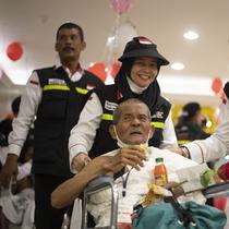 Petugas PPIH Arab Saudi Daker Makkah melayani jemaah haji lanjut usia (lansia) saat hendak umrah. (FOTO: MCH PPIH ARAB SAUDI 2023)
