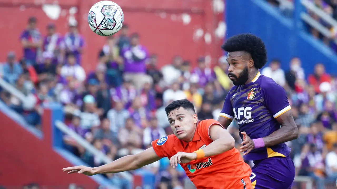 Striker Borneo FC, Matheus Pato duel dengan penyerang Persik, Joanderson