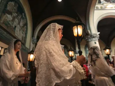 Umat Kristen Katolik mengikuti prosesi Misa Pontifikal Natal di Gereja Katedral, Jakarta, Senin (25/12). Ribuan umat Katolik hari ini mengikuti misa Natal pontifikal di Gereja Katedral, Jakarta Pusat. (Liputan6.com/Faizal Fanani)