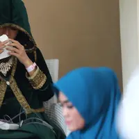 Dengan wajah yang masih terlihat pucat, Julia Perez menyempatkan hadir dalam pengajian yang dilakukan oleh keluarganya. Dengan tertatih sambil dipapah, ia memasuki kediaman ibundanya. (Nurwahyunan/Bintang.com)