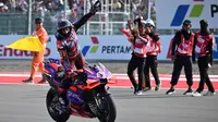 Pembalap Prima Pramac Racing, Jorge Martin unggul atas Pedro Acosta (GASGAS Tech3) dan pembalap Ducati Lenovo Francesco Bagnaia. (BAY ISMOYO/AFP)