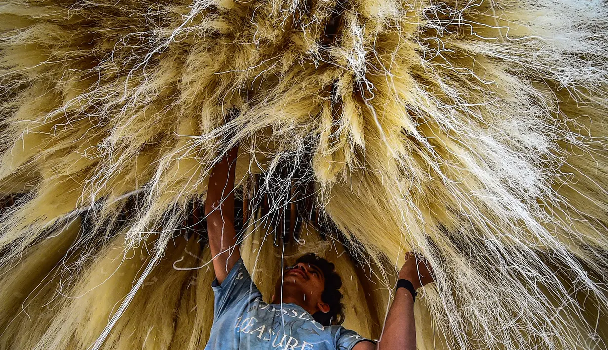 Seorang pekerja menumpuk bihun yang digunakan untuk membuat hidangan manis tradisional yang populer dikonsumsi selama bulan suci Ramadhan, di sebuah pabrik di Allahabad, India (5/4/2022). (AFP/Sanjay Kanojia)