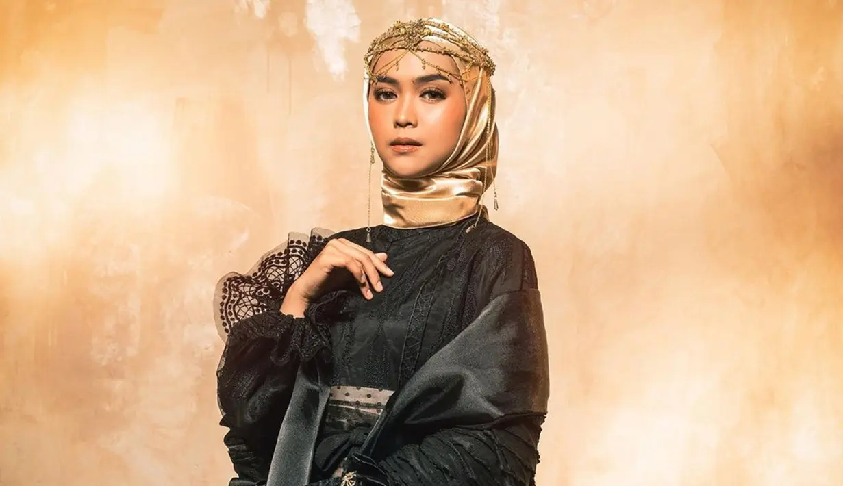 YouTuber yang baru saja menikah ini memang cukup sering mengunggah gaya OOTD di Instagram pribadinya. Ria Ricis dikenal sering tampil anggun dengan busana terusan atau gamis. Penampilannya pun berhasil mencuri perhatian.(Liputan6.com/IG/@riaricis1795)