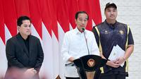 Presiden Jokowi memerintahkan Menko Polhukam Mahfud Md untuk menyelesaikan masalah pengungsi Rohingya di Aceh. Hal itu disampaikan Jokowi saat ditemui di Lanud Halim Perdanakusuma, Jakarta Timur, Senin 4 Desember 2023. (Merdeka.com)