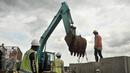 Alat berat dikerahkan untuk mempercepat proyek normalisasi sungai Ciliwung di kawasan Bukit Duri, Jakarta, Rabu (8/2). Proyek normalisasi Ciliwung Bukit Duri ditargetkan rampung pada Mei mendatang. (Liputan6.com/Yoppy Renato)