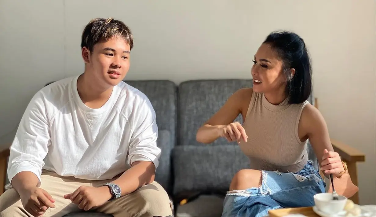 Yuni Shara belakangan kerap kemana-mana berdua bareng si bungsu. Lantaran putra sulungnya tengah menempuh pendidikan di luar negeri. (FOTO: instagram.com/yunishara36)