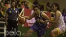 Pebasket Merpati Bali, Nadya Gumanti, berusaha melewati pebasket Surabaya Fever pada laga semifinal Sahabat Cup 2017 di GOR Sahabat Semarang, Jawa Tengah, Jumat (21/4/2017). Merpati kalah 55-67 dari Fever. (Bola.com/Vitalis Yogi Trisna)