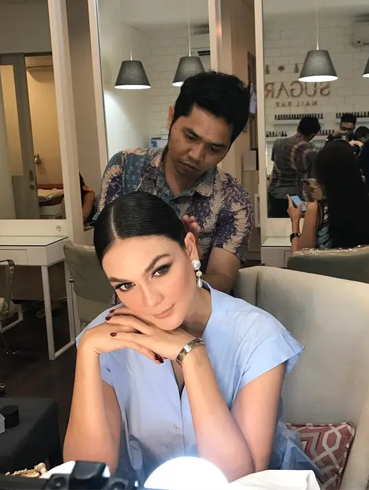 Kecantikan Luna Maya semakin bertambah saat memakai makeup. (foto: instagram.com/bubahalfian)