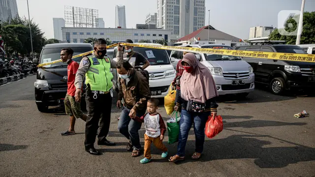 FOTO: Penumpang Travel Gelap Dipulangkan Usai Terjaring Razia