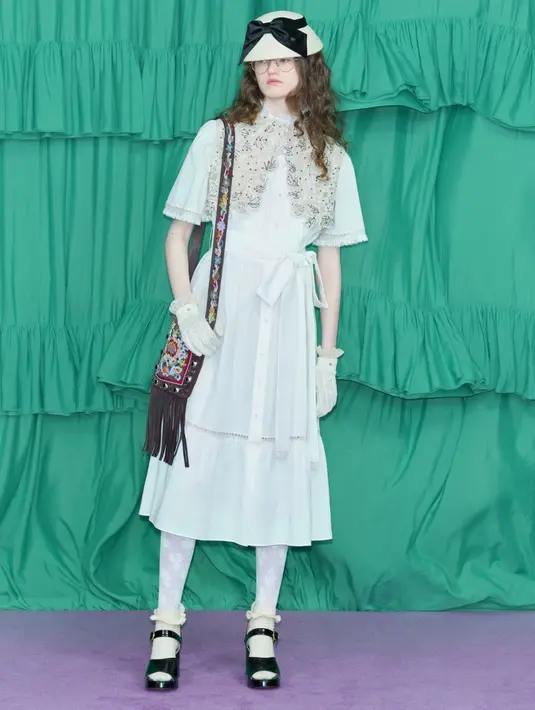 Ada yang mengapresiasi kembalinya gaya maksimalis dengan sentuhan era 70-an, sementara yang lain mengkritik bahwa gaya ini membuat Valentino terasa seperti Gucci. Namun, satu hal yang pasti: Michele selalu berhasil menarik perhatian dunia mode.  [Dok/Valentino].
