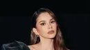 Potongan sweetheart neckline yang mempertegas garis bahu Alyssa memberi sentuhan feminin nan klasik, sementara aksen puff sleeve dramatis menambahkan dimensi unik yang mencuri perhatian. [@alyssadaguise].