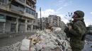 Seorang tentara Rusia memeriksa puing-puing bangunan yang runtuh, di Aleppo, Suriah, Selasa, 7 Februari 2023. Setidaknya 1.400 orang tewas dan 3.411 terluka di seluruh Suriah hari ini dalam gempa bumi yang berpusat di Turki barat daya, kata pemerintah dan penyelamat. (AP/Omar Sanadiki)