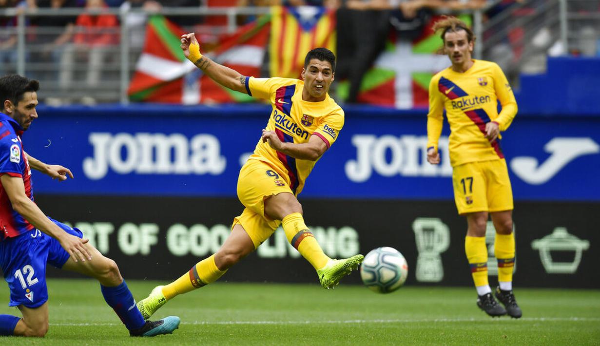 Striker Barcelona, Luis Suarez, melepaskan tendangan ke gawang Eibar pada laga La Liga 2019 di Stadion Ipurua, Sabtu (19/10). Barcelona menang 3-0 atas Eibar. (AP/Alvaro Barrientos)