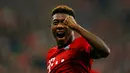 Bek Muenchen, David Alaba melakukan selebrasi usai mencetak gol kegawang Arsenal pada lanjutan Grup F liga champions di stadion Allianz Arena, Munich, Jerman (4/11). Muenchen menang atas Arsenal dengan skor 5-1. (Reuters/Michael Dalder) 