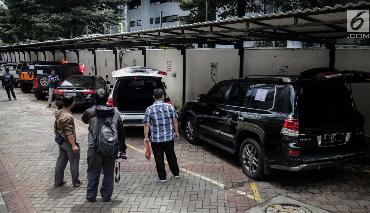 Sejumlah mobil yang akan dilelang terparkir di halaman Gedung KPK lama, Jakarta, Senin (20/11). Kendaraan mewah milik terpidana korupsi tersebut akan dilelang KPK 24 November 2017. (Liputan6.com/Faizal Fanani)