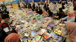 Pegunjung memadati bazar buku Big Bad Wolf 2019 di ICE BSD City, Tangerang, Minggu (3/3). Bazar buku terbesar yang dibuka mulai 1 - 11 Maret menghadirkan 5,5 juta buku terbaru. (merdeka.com/Arie Basuki)