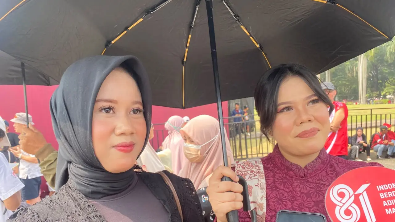 Adik-kakak bernama Elita (26) dan Annisa (19) terlihat antusias menghadiri pesta rakyat di Monas. (Liputan6.com/Rifqy)