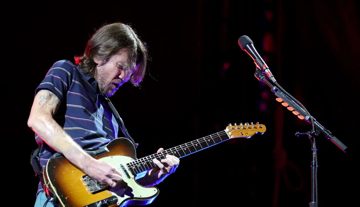 Gitaris John Frusciante dari Red Hot Chili Peppers tampil di Allegiant Stadium di Allegiant Stadium di Las Vegas, Nevada (6/8/2022). Red Hot Chilis Peppers membawakan lagu seperti Give It Away, Californication. (Ethan Miller/Getty Images/AFP)