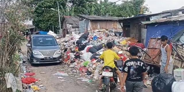 Sampah Menggunung hingga 4 Meter di TPS Rawadas Jaktim, Pemprov DKI Targetkan Bersih dalam 2 Hari