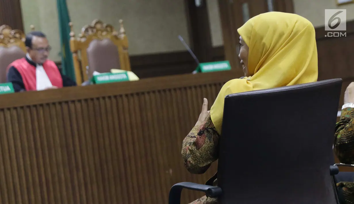 Gubernur Jawa Timur Khofifah Indar Parawansa saat menjadi saksi pada sidang lanjutan suap seleksi pengisian jabatan di Kementerian Agama dengan terdakwa Haris Hasanuddin dan M Muafad Wirahadi, Pengadilan Tipikor, Jakarta, Rabu (3/7/2019). (Liputan6.com/Helmi Fithriansyah)