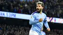 Striker Manchester City, Sergio Aguero, melakukan selebrasi usai membobol gawang Sheffield United pada laga Premier League 2019 di Stadion Etihad, Minggu (30/12). Manchester City menang 2-0 atas Sheffield United. (AP/Rui Vieira)