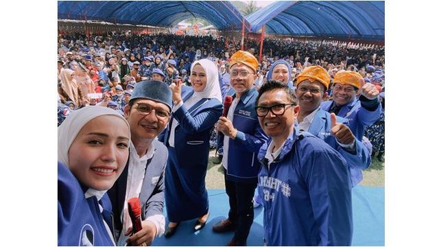 Nyaleg Bareng di Pemilu 2024, Ini 6 Potret Pasha Ungu dan Istri yang Selalu Kompak
