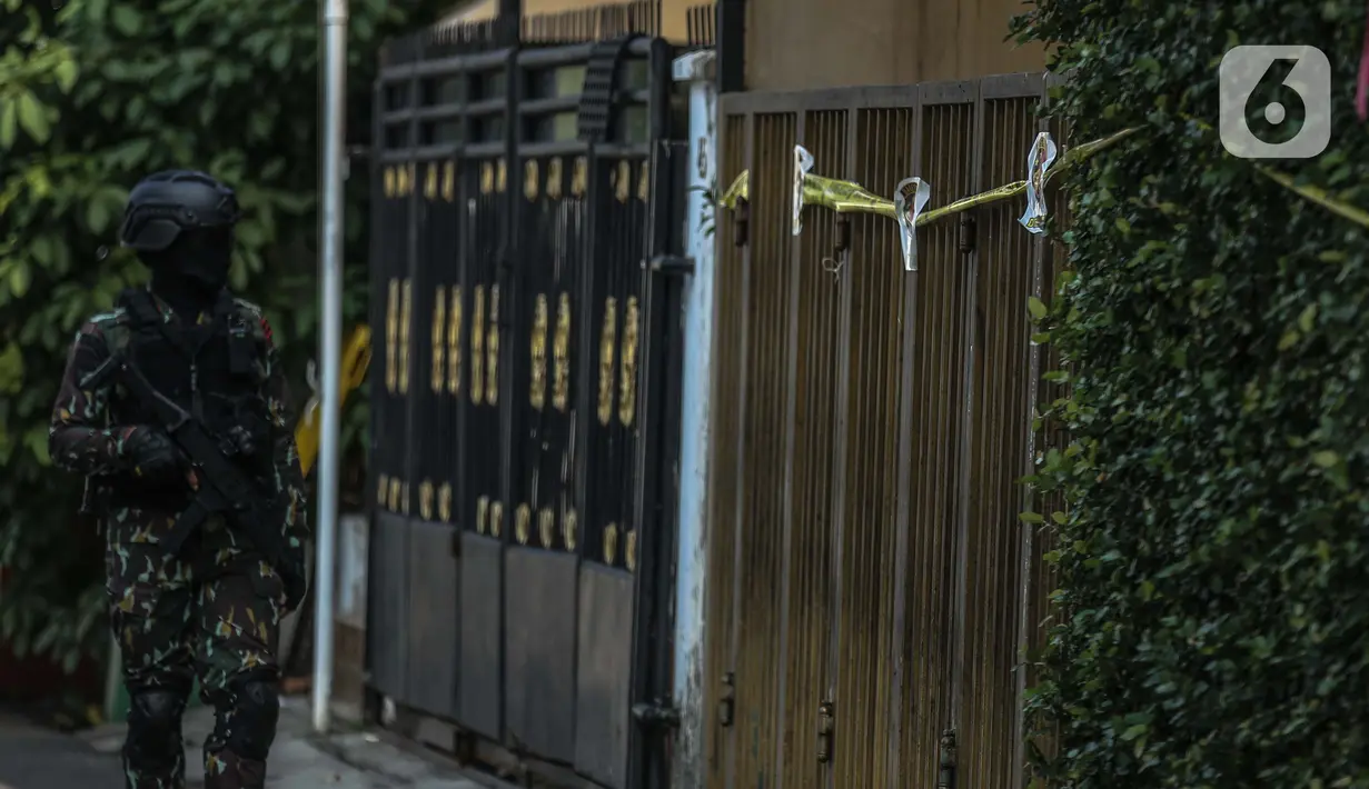 Anggota Brimob berjaga di depan rumah pribadi Irjen Ferdy Sambo di Jalan Saguling, Duren Tiga, Jakarta, Selasa (30/8/2022). Jelang rekonstruksi kasus dugaan pembunuhan berencana  Brigadir J alias Nofriansyah Yosua Hutabarat, situasi komplek Polri, Duren Tiga, mulai ramai petugas kepolisian sedari pagi. (Liputan6.com/Faizal Fanani)