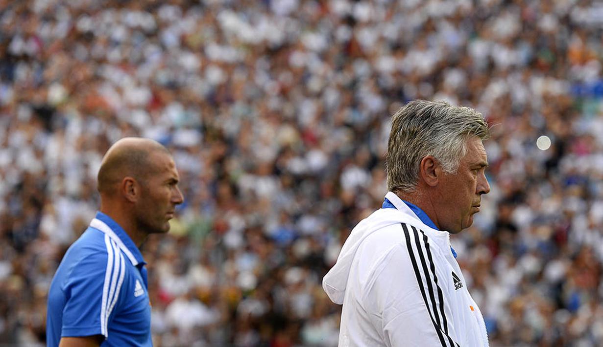Pasca gantung sepatu, Zinedine Zidane memulai karier kepelatihan dengan menjadi assiten dari mantan Pelatih Real Madrid, Carlo Ancelotti. (AFP/Jonathan Nackstrand)