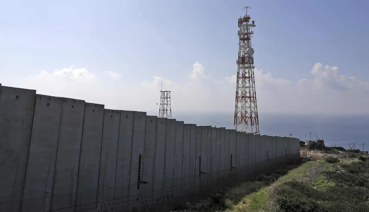 Tembok beton terlihat dari kota perbatasan Lebanon selatan Naqura dengan Israel di sebelah selatan Beirut (24/2). Tembok besar tersebut dibangun Israel di dekat  perbatasan selatan Lebanon. (AFP Photo/Joseph Eid)