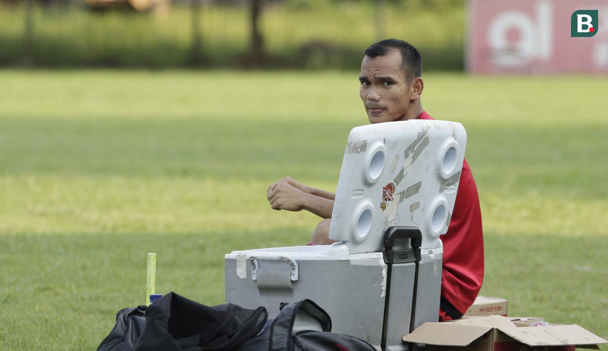 Pemain Persija Jakarta, Riko Simanjuntak, saat mengikuti sesi latihan jelang laga Liga 1 di Lapangan Sutasoma, Jakarta, Jumat (07/12). Persija akan berhadapan dengan Mitra Kukar. (Bola.com/M Iqbal Ichsan)