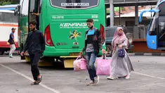 Sejumlah calon penumpang berjalan membawa barang bawaan di Terminal Kalideres, Jakarta, Minggu (22/12/2020). Menjelang Natal dan Tahun Baru 2021, Terminal Kalideres terpantau ramai. (Liputan6.com/Angga Yuniar)