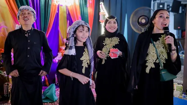 Gaya Arabian Tomboy Bilqis Anak Ayu Ting-Ting Kenakan Kaftan dan Sorban Saat Ikut Bukber Sambil Bagi-Bagi THR