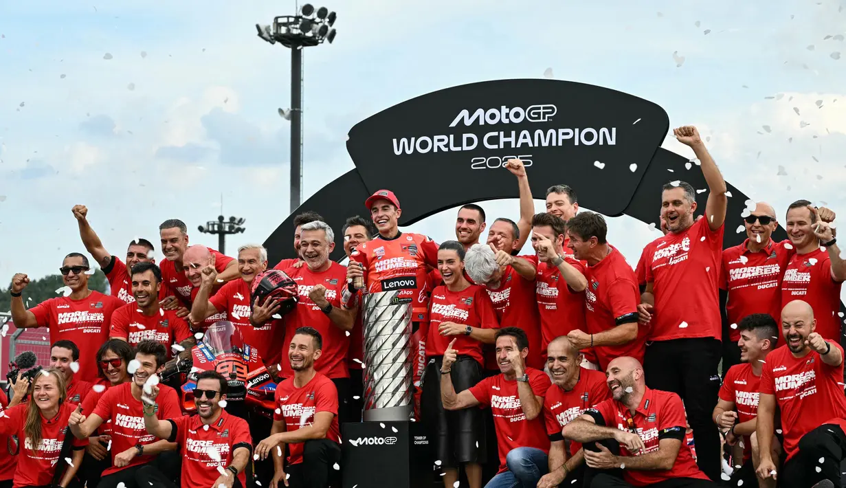 Marc Marquez memastikan diri sebagai juara dunia MotoGP 2025 usai finis di posisi kedua pada MotoGP Jepang yang digelar di Sirkuit Motegi, Minggu (28/9/2025). (Toshifumi KITAMURA/AFP)