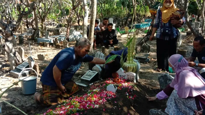 Pemakaman siswa SMA di Sidoarjo yang tewas usai mengikuti Ujian Kenaikan Tingkat perguruan silat. (Dian Kurniawan/Liputan6.com).