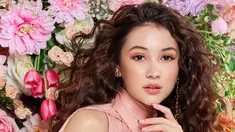 Sandrinna Michelle begitu menawan di pemotretan terbarunya. Aktris berusia 16 tahun itu tampil dengan gaya rambut keriting. Warna rambut cokelatnya pun menambah aura kebulean dari parasnya. Di usia ABG tersebut, Sandrinna disebut kerap berpenampilan lebih dewasa dari usianya. Namun, pandangan itu tertutupi dengan visualnya yang memukau. (Liputan6.com/IG/@sandrinna_11)