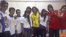 Citizen6, Sidoarjo: 5 orang pemenang berfoto bersama personil band J-Rock (Pengirim: Edowardo)