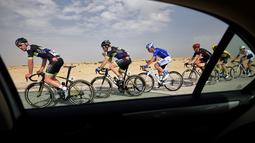 Deretan pebalap saat berlomba di Etape 1 Tour of Qatar 2016 antara Dukhan dan Al Khor Corniche, Qatar, (8/2/2016). (AFP/Eric Feferberg)