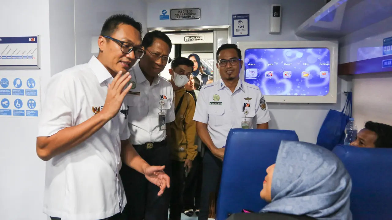 Wakil Menteri BUMN Aminuddin Maruf melakukan inspeksi mendadak (sidak) rangkaian KA Manoreh di Stasiun Pasarsenen, Jakarta. (Foto: istimewa)