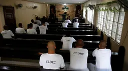 Pengguna narkoba mengikuti acara keagamaan di Pusat Rehabilitasi Narkoba Luzon di Pampanga, Filipina Utara pada 1 Oktober 2016. Kebijakan Presiden Duterte membuat ribuan pengguna narkoba tobat. (REUTERS/ Erik De Castro)