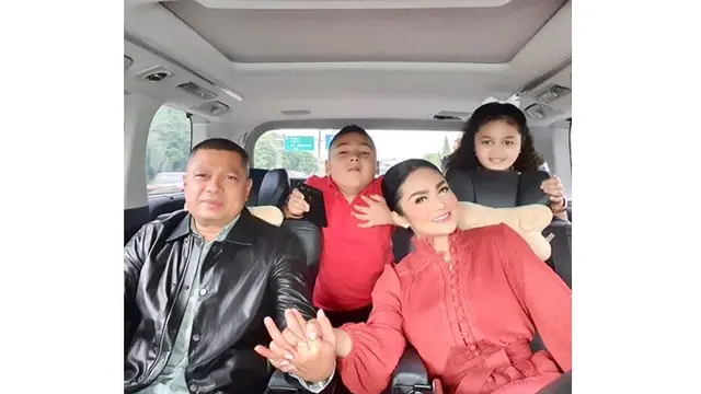 Dapat Kado Istimewa dari Anak, Ini 7 Potret Hangat Raul Lemos dan Keluarga