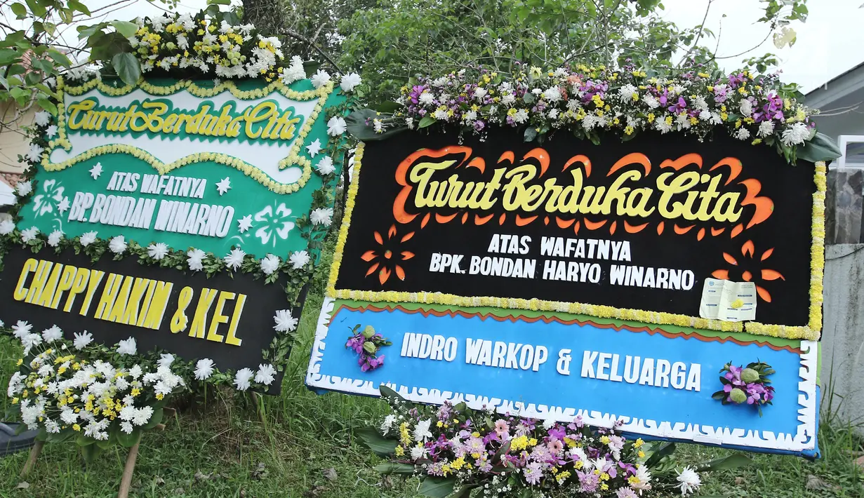 Karangan bunga duka cita ditujukkan untuk Bondan Winarno di rumah duka kawasan Sentul, Bogor, Rabu (29/11). Tertulis karangan bunga itu dikirimkan oleh Purnawirawan TNI Marsekal (Purn) Chappy Hakim dan komedian Indro Warkop. (Liputan6.com/Herman Zakharia)