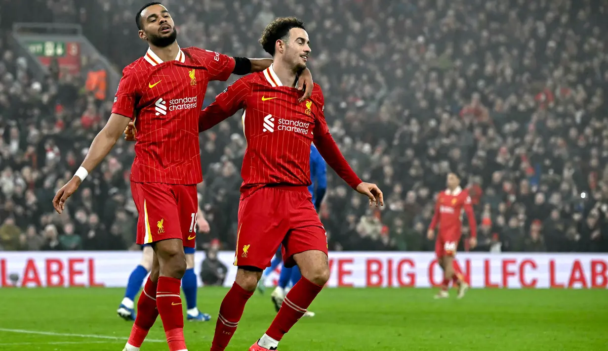 Kemenangan atas Leicester City menjaga posisi Liverpool di puncak klasemen Liga Inggris 2024/2025. The Reds unggul dengan 42 poin dari 17 pertandingan. (Paul ELLIS/AFP)