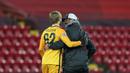 Kiper Liverpool, Caoimhin Kelleher, berbincang dengan pelatih Jurgen Klopp saat melawan Ajax Amsterdam di Stadion Anfield, Rabu (2/12/2020). Kiper ketiga The Reds itu tampil memukau dan membawa Liverpool menang atas Ajax. (Peter Byrne/Pool via AP)