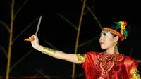 Cantik dan Berbahaya, Polwan Ini Bisa Atraksi Badik Sambil Menari