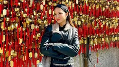 Berada di Hongkong saat momen Imlek tentu semakin seru dan berkesan. Bella Graceva sangat menikmati suasana kemeriahan yang penuh dengan warna merah di sudut kota. Aktris 25 tahun itu tampil menawan dalam balutan jaket hitam tebal. (Liputan6.com/IG/@bellagap)