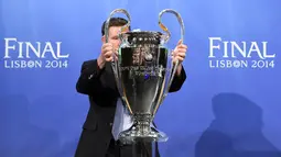 Selama berlangsungnya pengundian laga semifinal Liga Champions 2014, Si Kuping   Besar, julukan tropi Liga Champions, diletakkan di markas UEFA pada Jumat 11 April   2014.(AFP PHOTO/FABRICE COFFRINI)