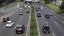 Kendaraan melintasi ruas jalan tol di Jakarta, Selasa (12/3). Badan Pengatur Jalan Tol (BPJT) Kementerian Pekerjaan Umum dan Perumahan Rakyat (PUPR) mencatat, ada 15 ruas tol yang bakal naik pada tahun ini. (Liputan6.com/Immanuel Antonius)